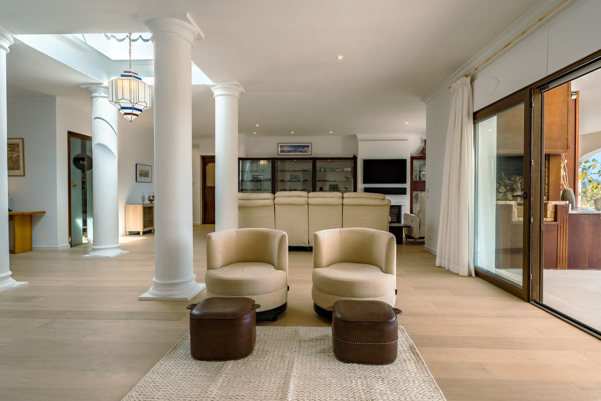 4 Bedroom Villa for Sale in Benahavís — 8