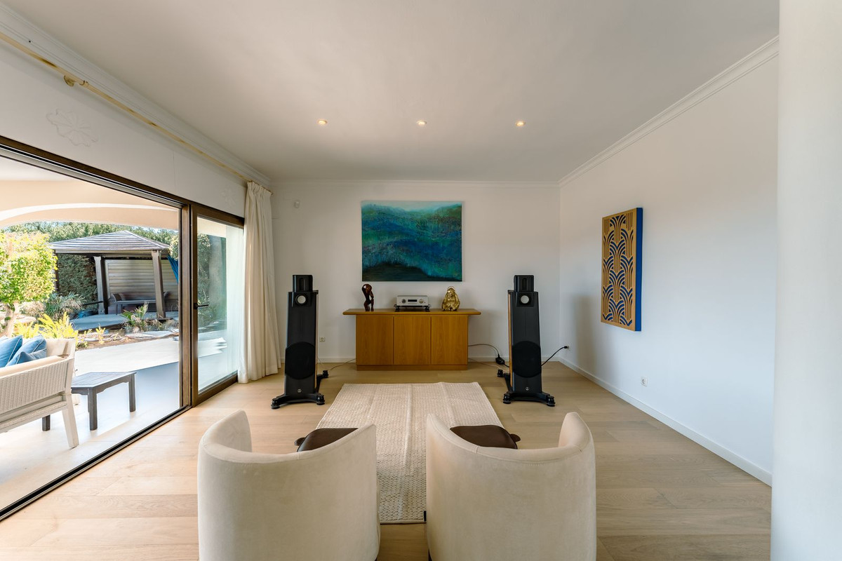 4 Bedroom Villa for Sale in Benahavís — 9