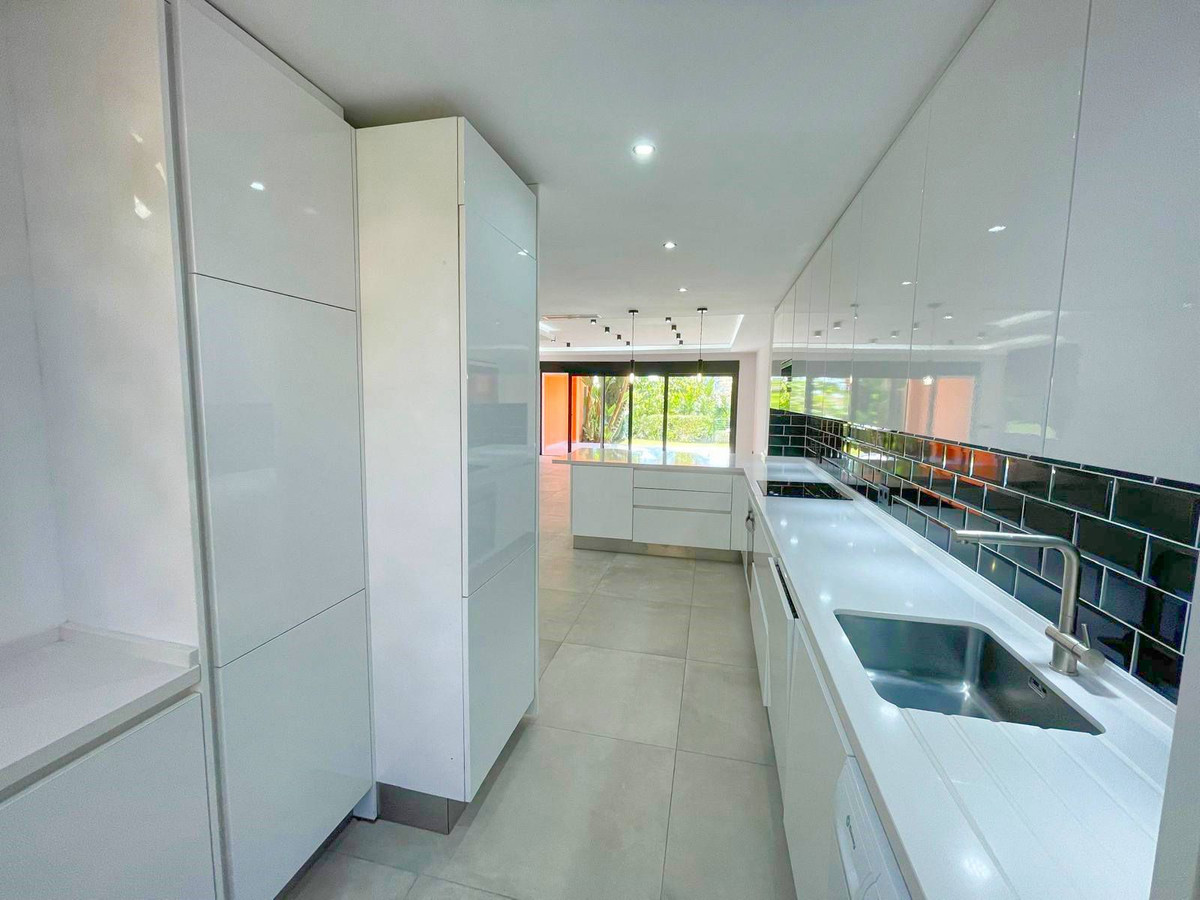 3 Bedroom Villa for Sale in El Paraiso — view 11
