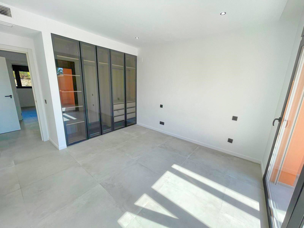 3 Bedroom Villa for Sale in El Paraiso — view 16