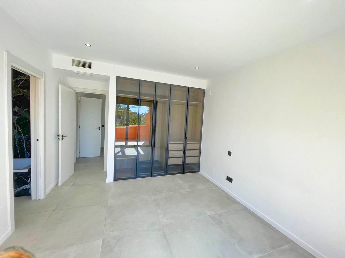 3 Bedroom Villa for Sale in El Paraiso — view 17