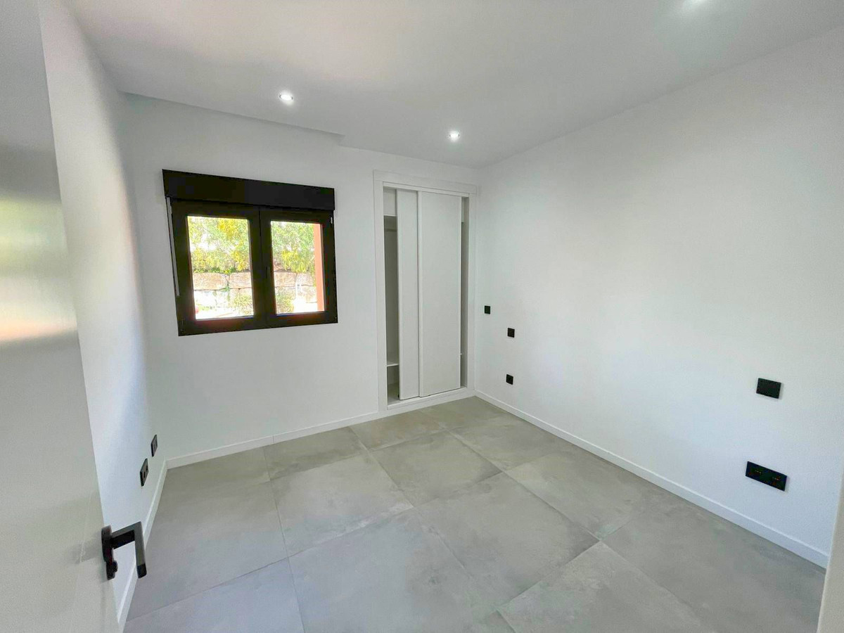 3 Bedroom Villa for Sale in El Paraiso — view 20
