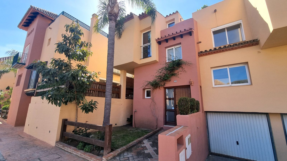 3 Bedroom Villa for Sale in Nueva Andalucía — 3