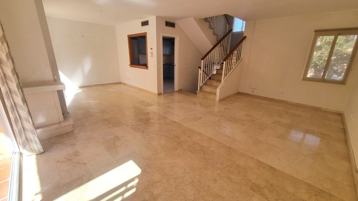 3 Bedroom Villa for Sale in Nueva Andalucía — 4