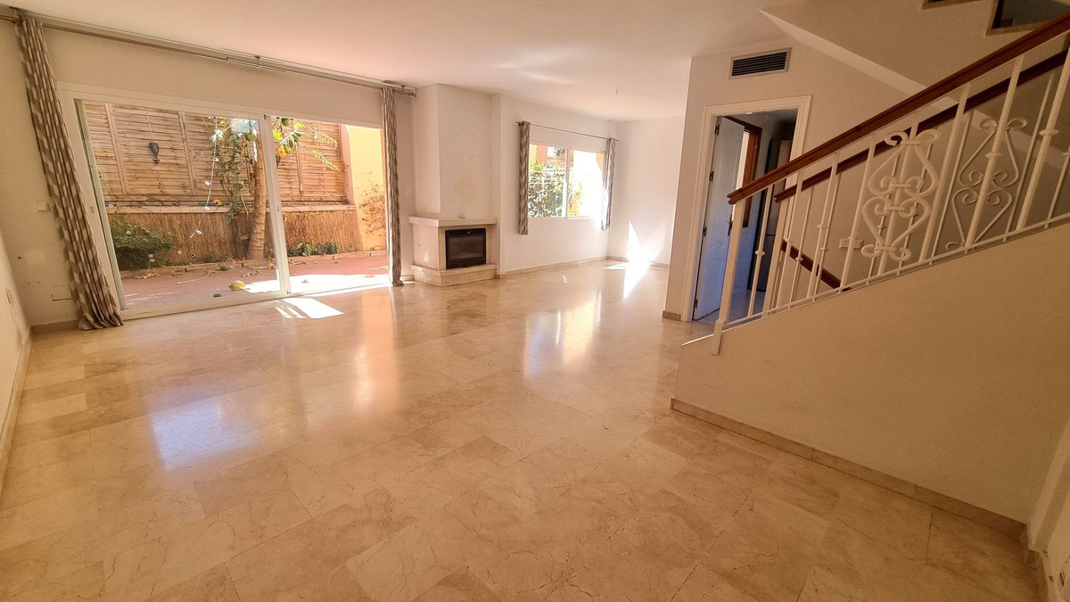3 Bedroom Villa for Sale in Nueva Andalucía — 5