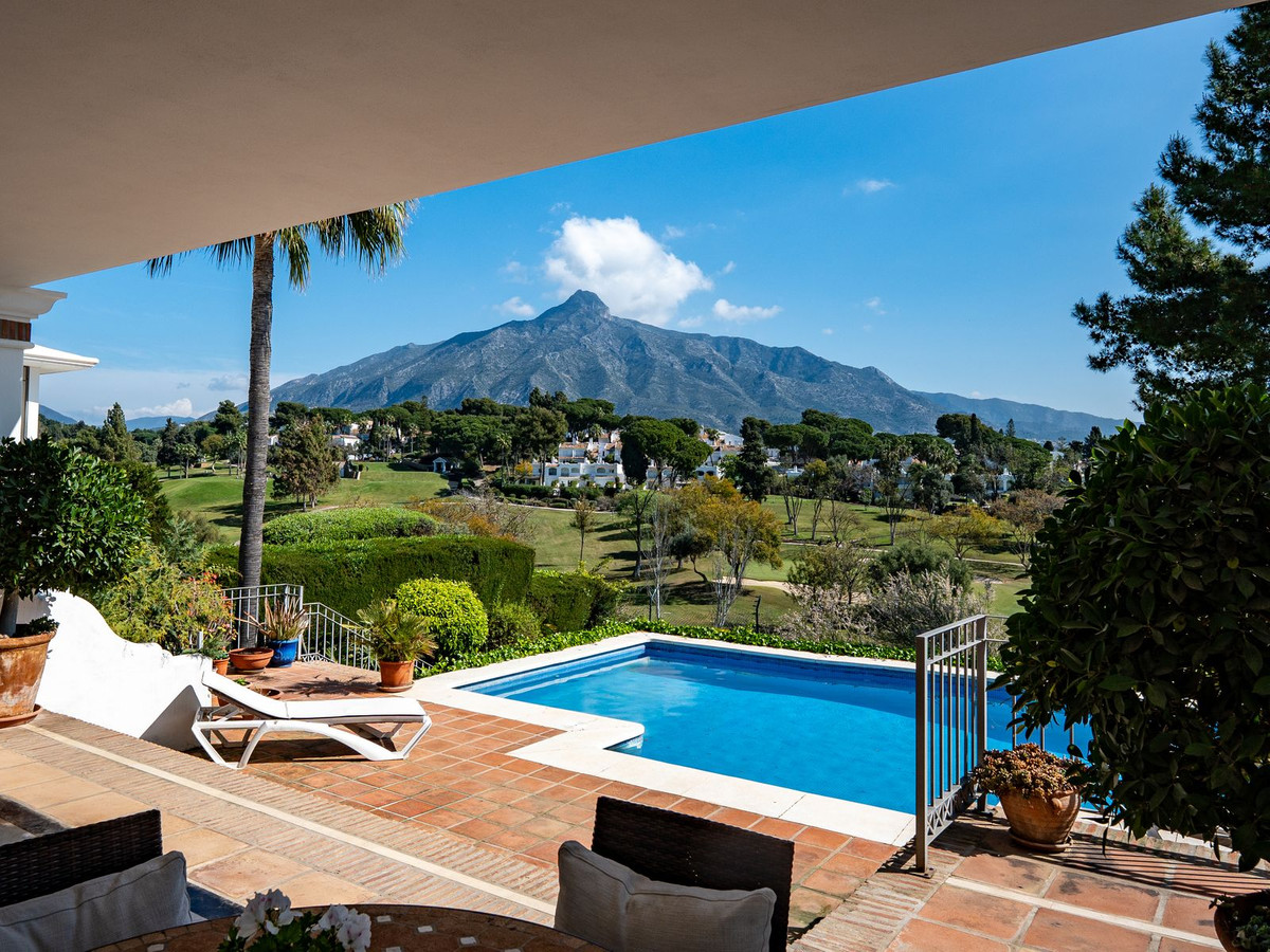 7 Bedroom Villa for Sale in Aloha
