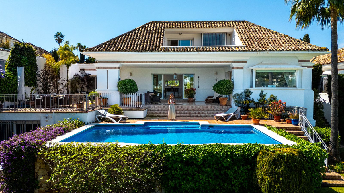 7 Bedroom Villa for Sale in Aloha — 2