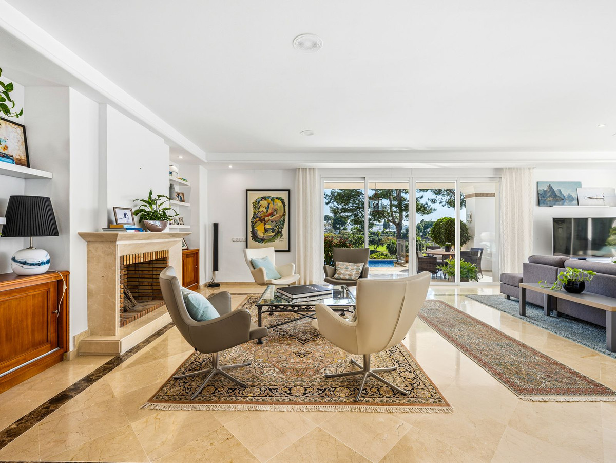 7 Bedroom Villa for Sale in Aloha — 4