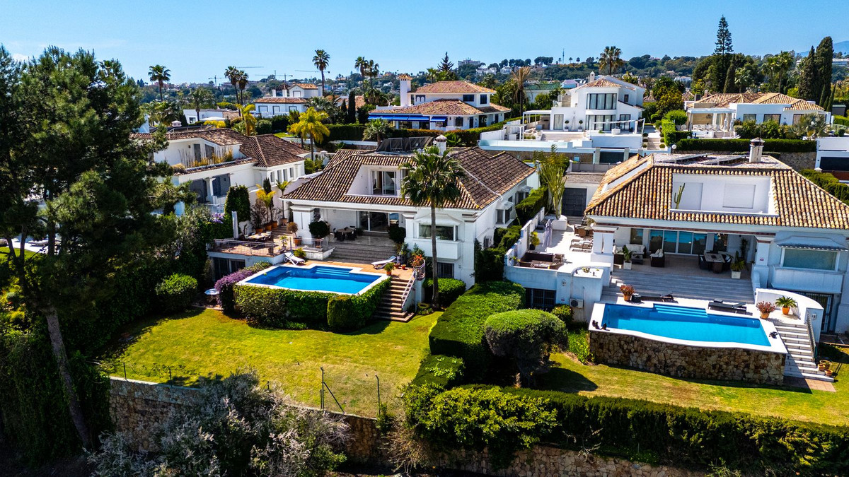7 Bedroom Villa for Sale in Aloha — 9