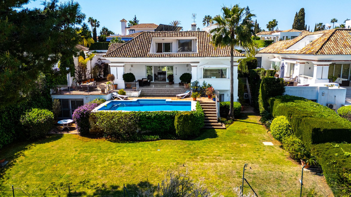 7 Bedroom Villa for Sale in Aloha — view 10