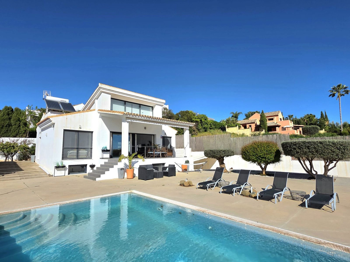 4 Bedroom Villa for Sale in Estepona — 2