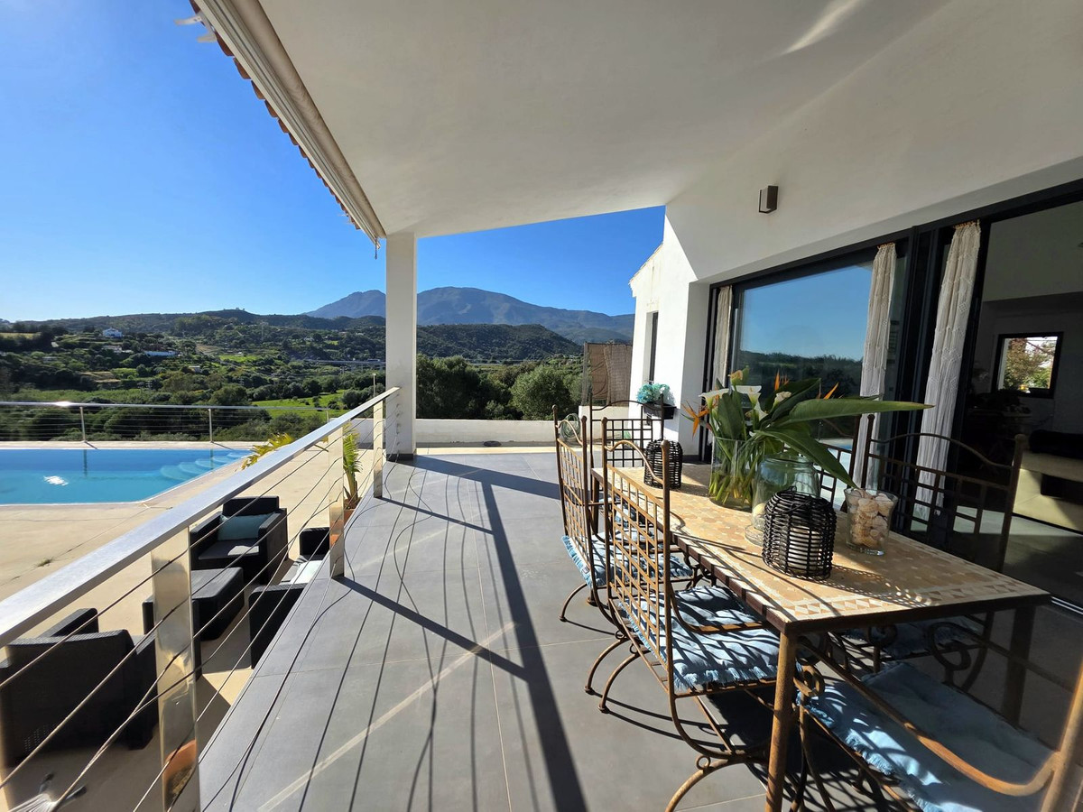 4 Bedroom Villa for Sale in Estepona — 8