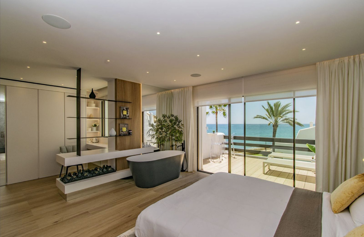 4 Bedroom Villa for Sale in Puerto Banús — view 10
