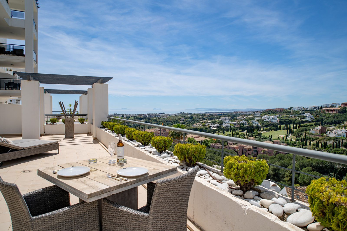 3 Bedroom Apartment for Sale in Benahavís — 2