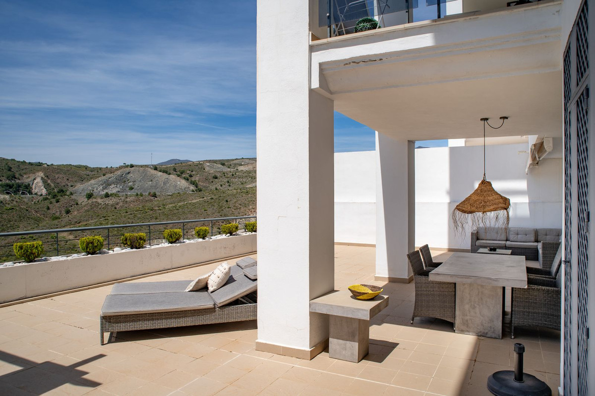3 Bedroom Apartment for Sale in Benahavís — view 11