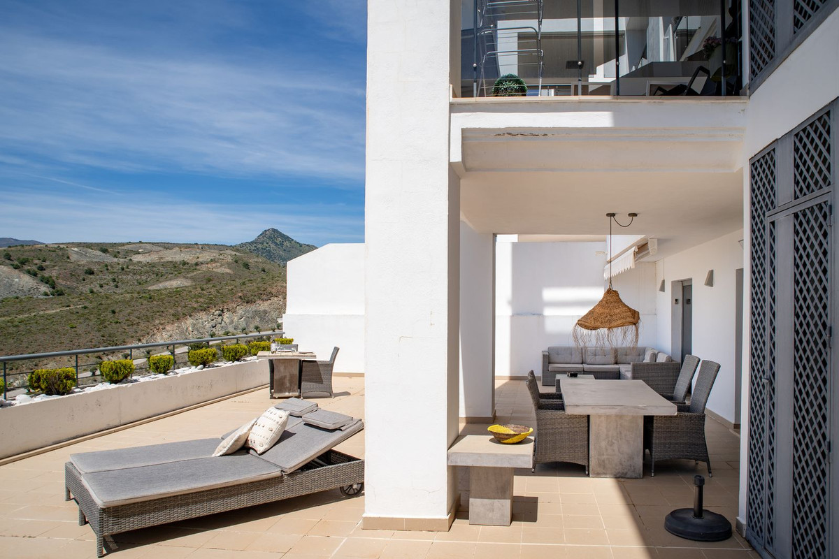 3 Bedroom Apartment for Sale in Benahavís — view 10