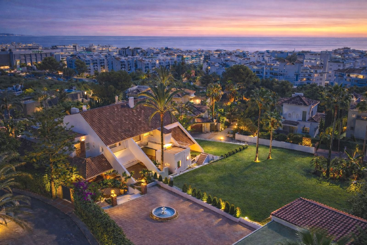 7 Bedroom Villa for Sale in Puerto Banús