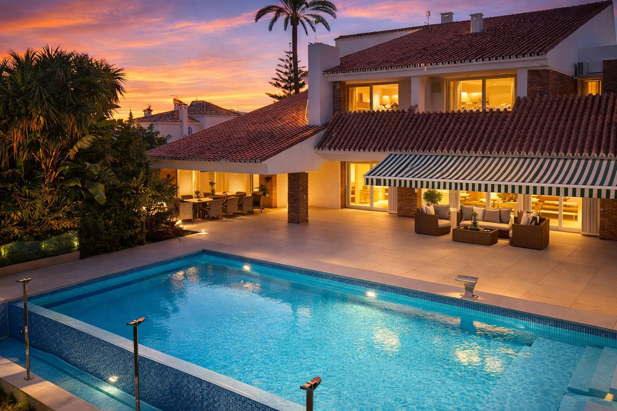 7 Bedroom Villa for Sale in Puerto Banús — 2