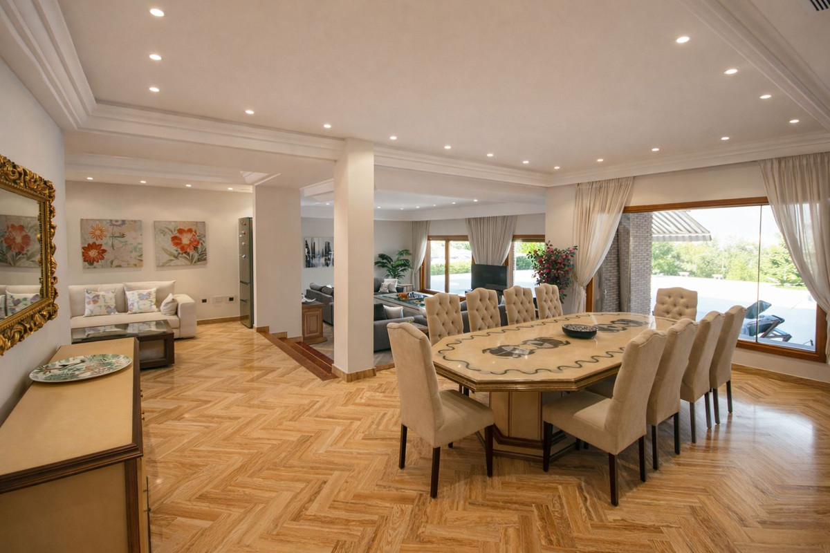 7 Bedroom Villa for Sale in Puerto Banús — 3