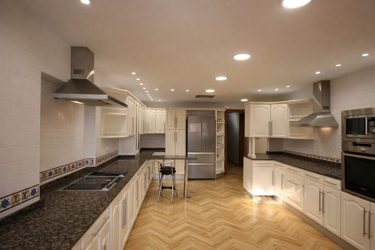 7 Bedroom Villa for Sale in Puerto Banús — 4