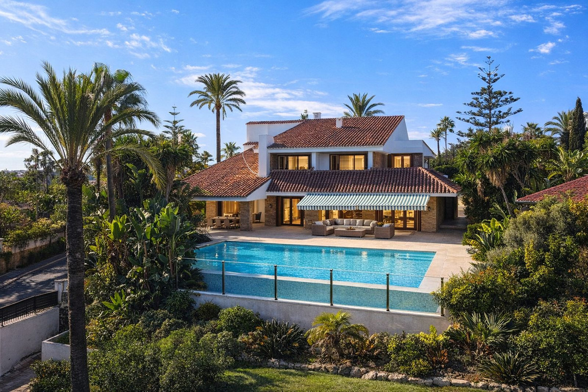 7 Bedroom Villa for Sale in Puerto Banús — 7