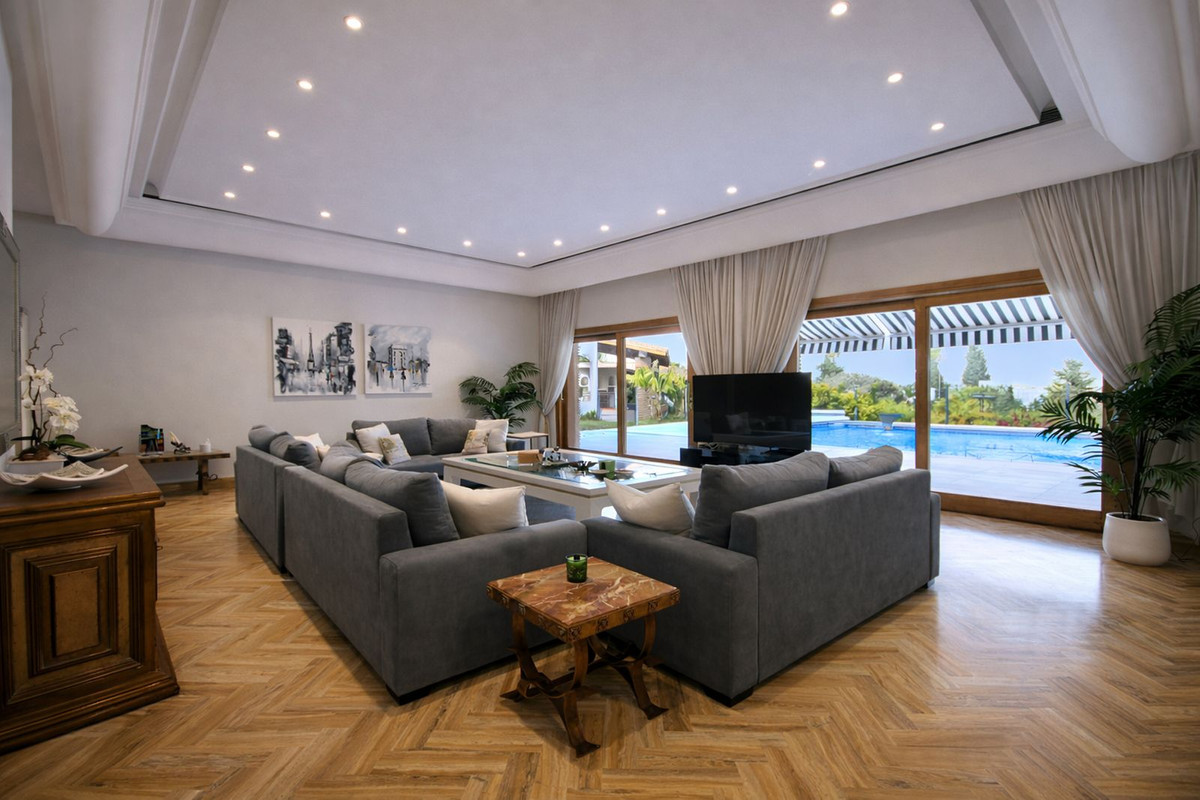 7 Bedroom Villa for Sale in Puerto Banús — view 10