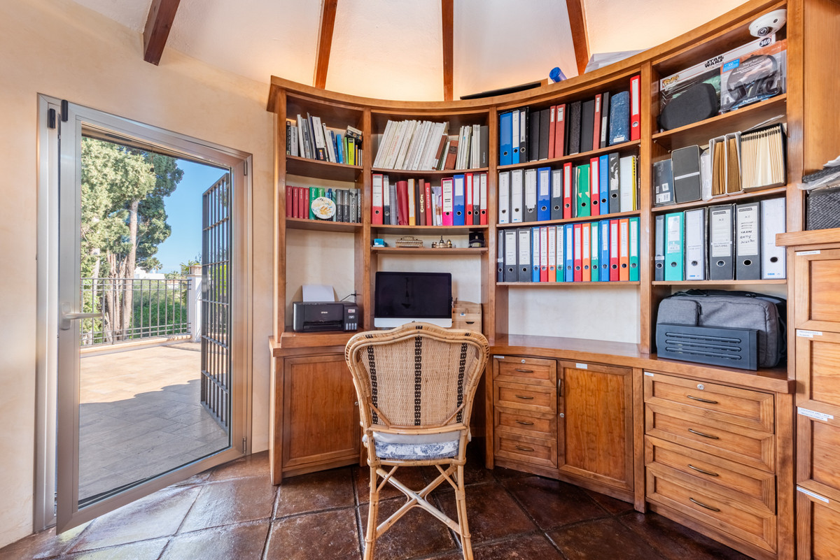 4 Bedroom Villa for Sale in San Pedro de Alcántara — view 11