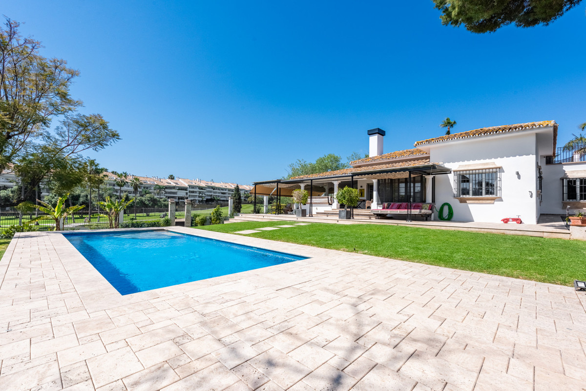 4 Bedroom Villa for Sale in San Pedro de Alcántara — view 4