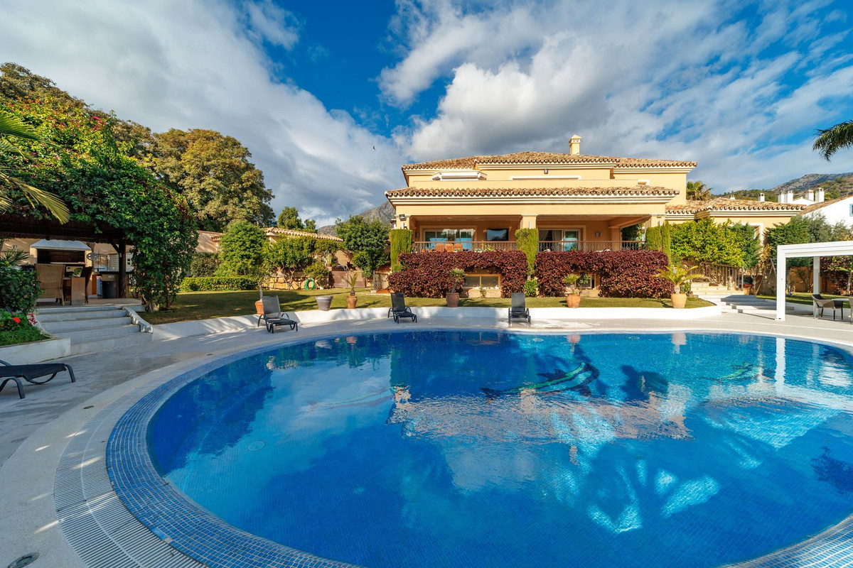 8 Bedroom Villa for Sale in Marbella