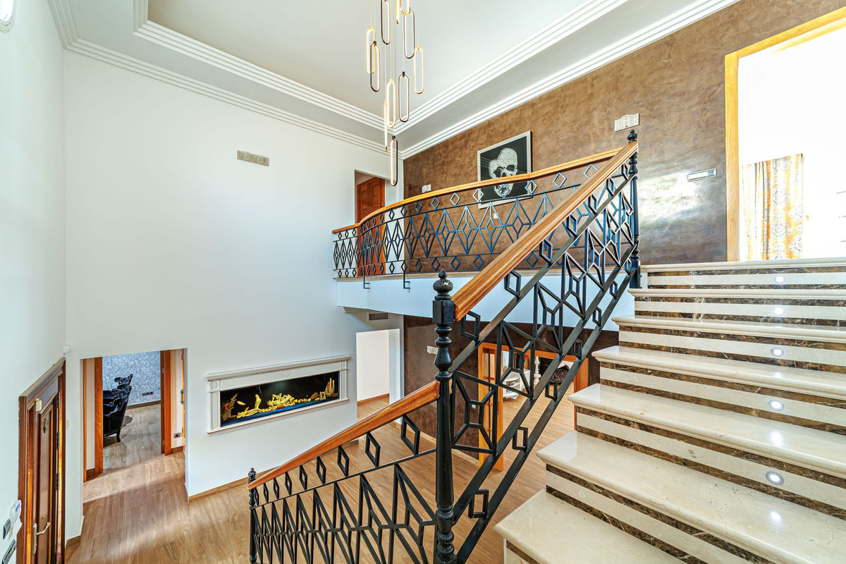 8 Bedroom Villa for Sale in Marbella — view 10