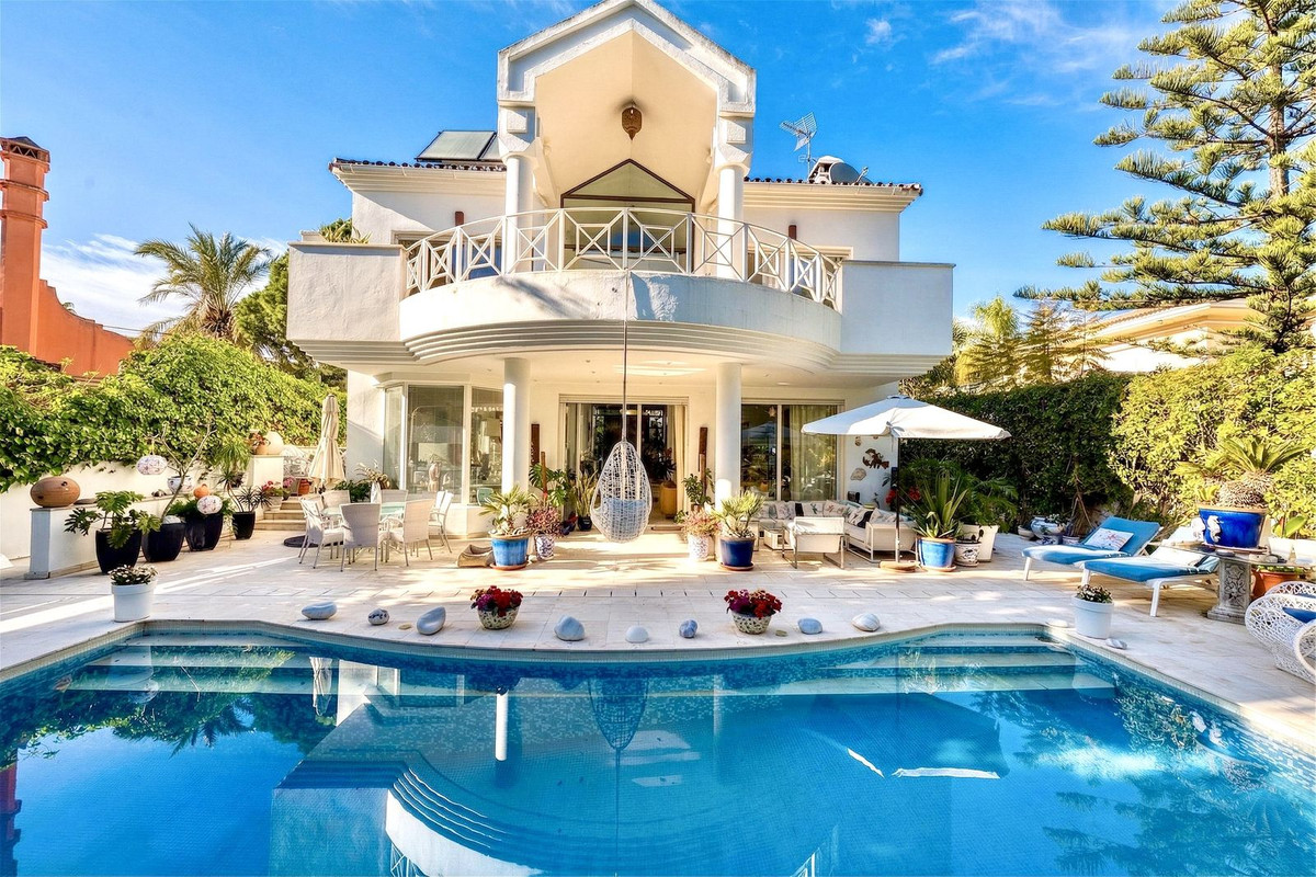 4 Bedroom Villa for Sale in New Golden Mile