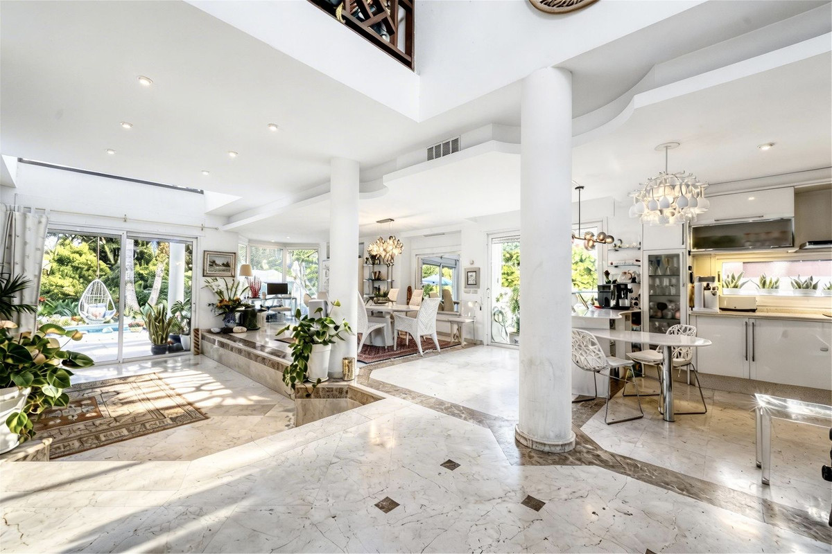4 Bedroom Villa for Sale in New Golden Mile — view 2