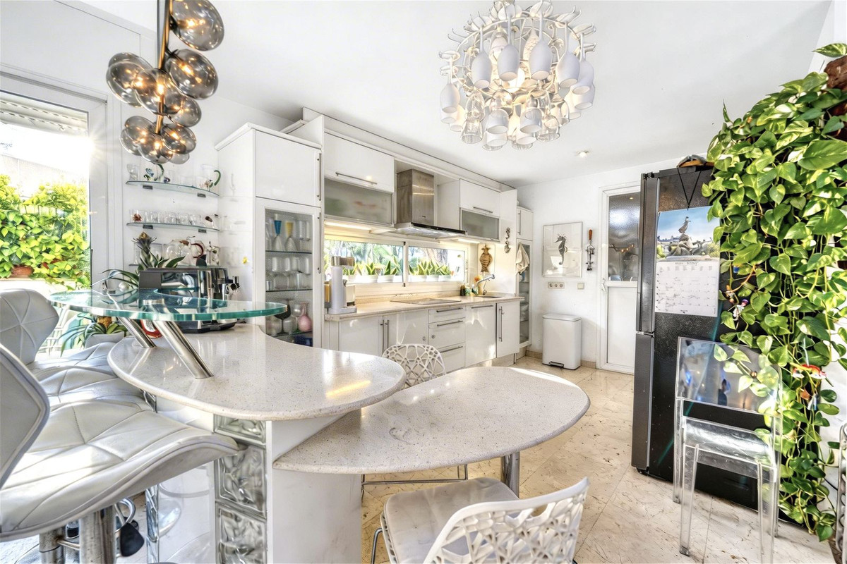 4 Bedroom Villa for Sale in New Golden Mile — view 13