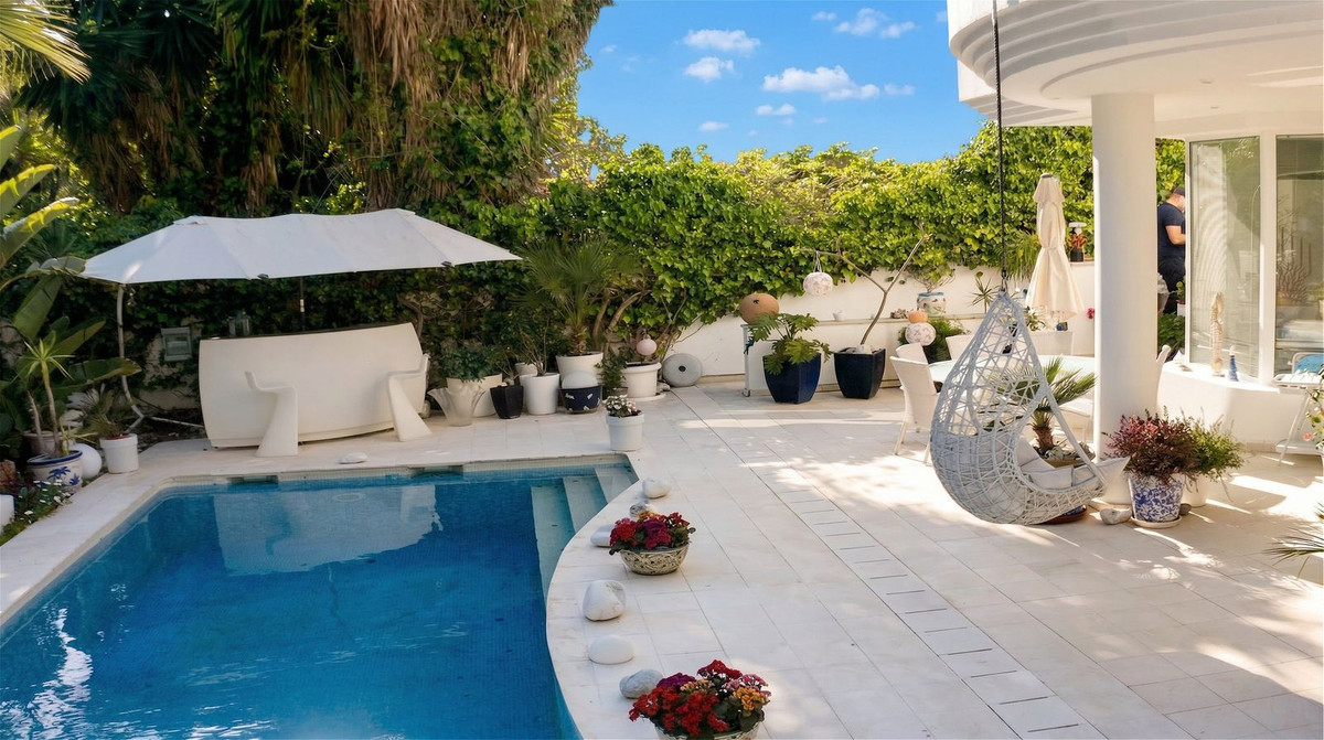 4 Bedroom Villa for Sale in New Golden Mile — view 3