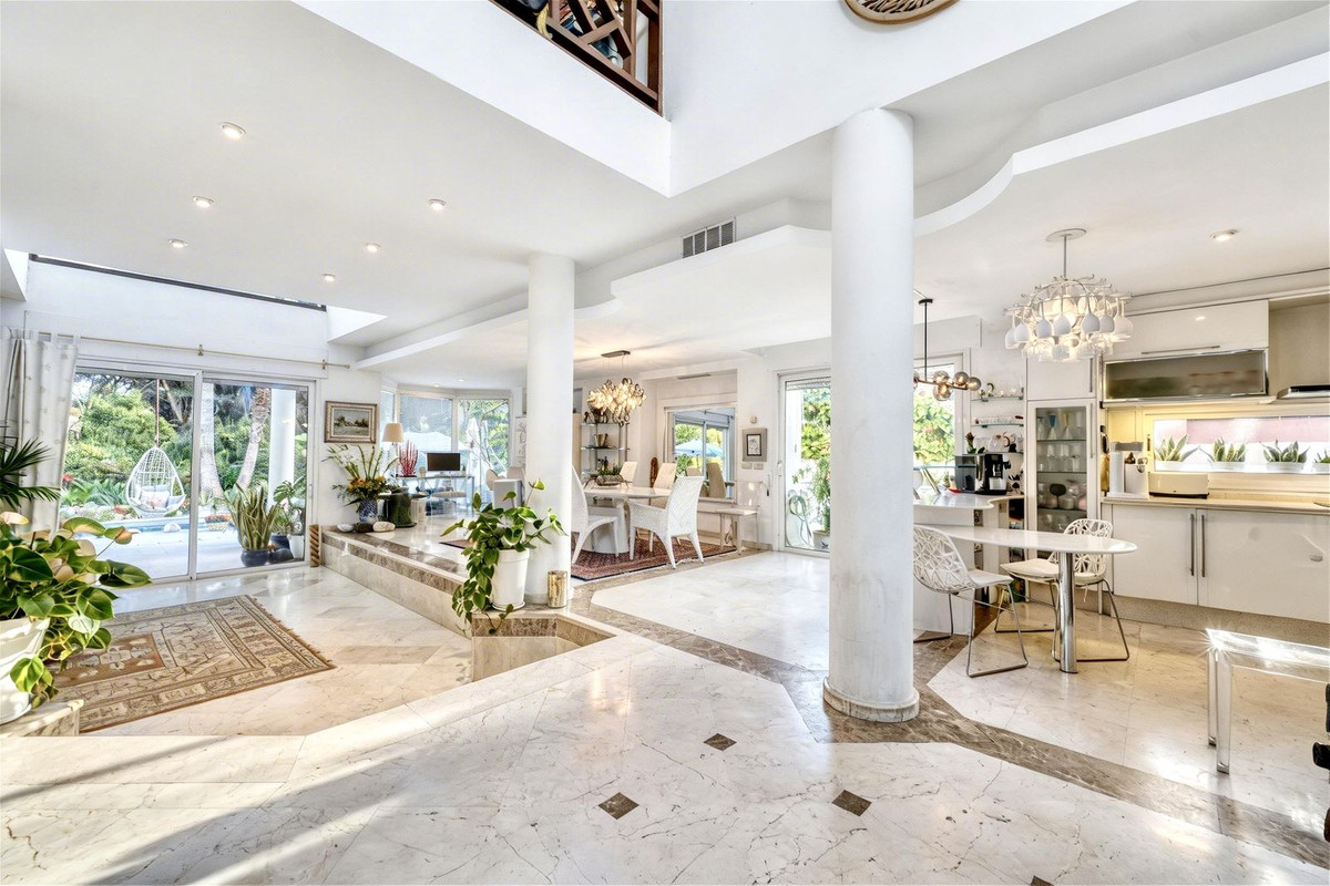 4 Bedroom Villa for Sale in New Golden Mile — view 4