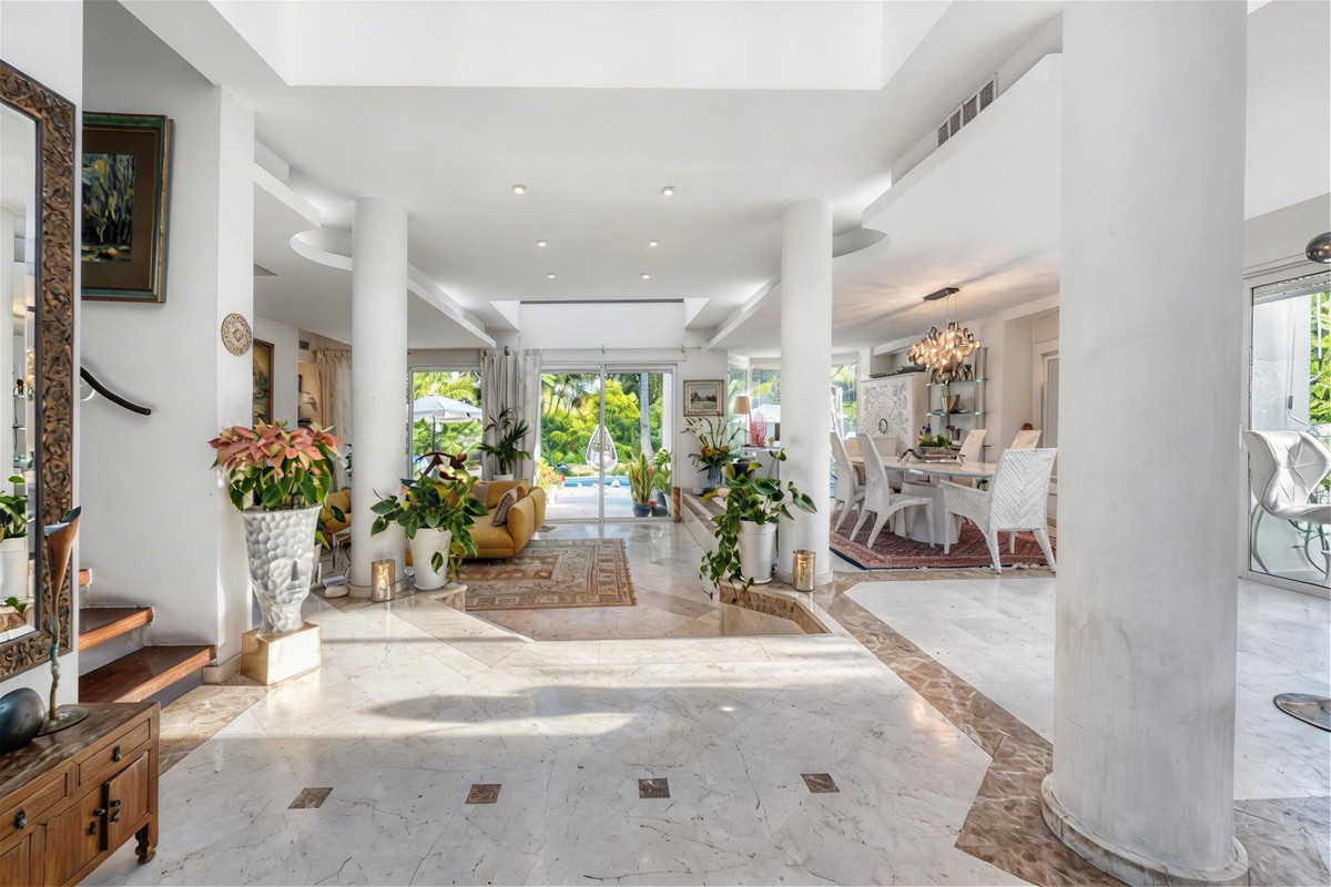 4 Bedroom Villa for Sale in New Golden Mile — view 5