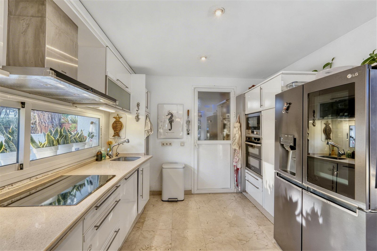 4 Bedroom Villa for Sale in New Golden Mile — view 6