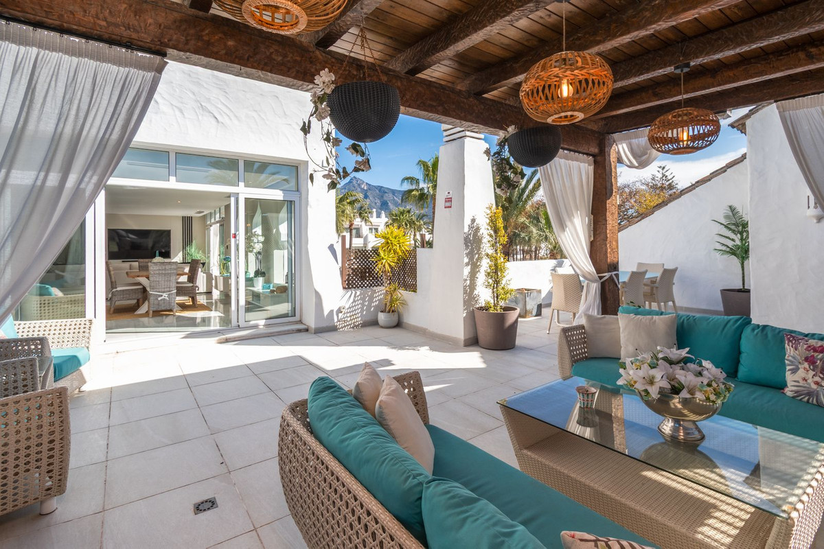 4 Bedroom Apartment for Sale in Puerto Banús
