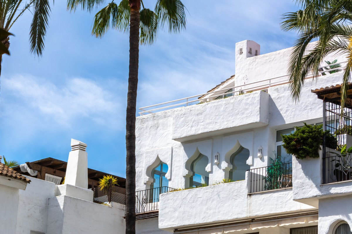 4 Bedroom Apartment for Sale in Puerto Banús — 2