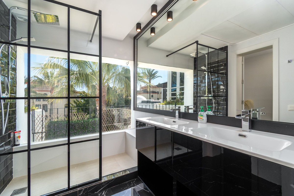 4 Bedroom Apartment for Sale in Puerto Banús — 4