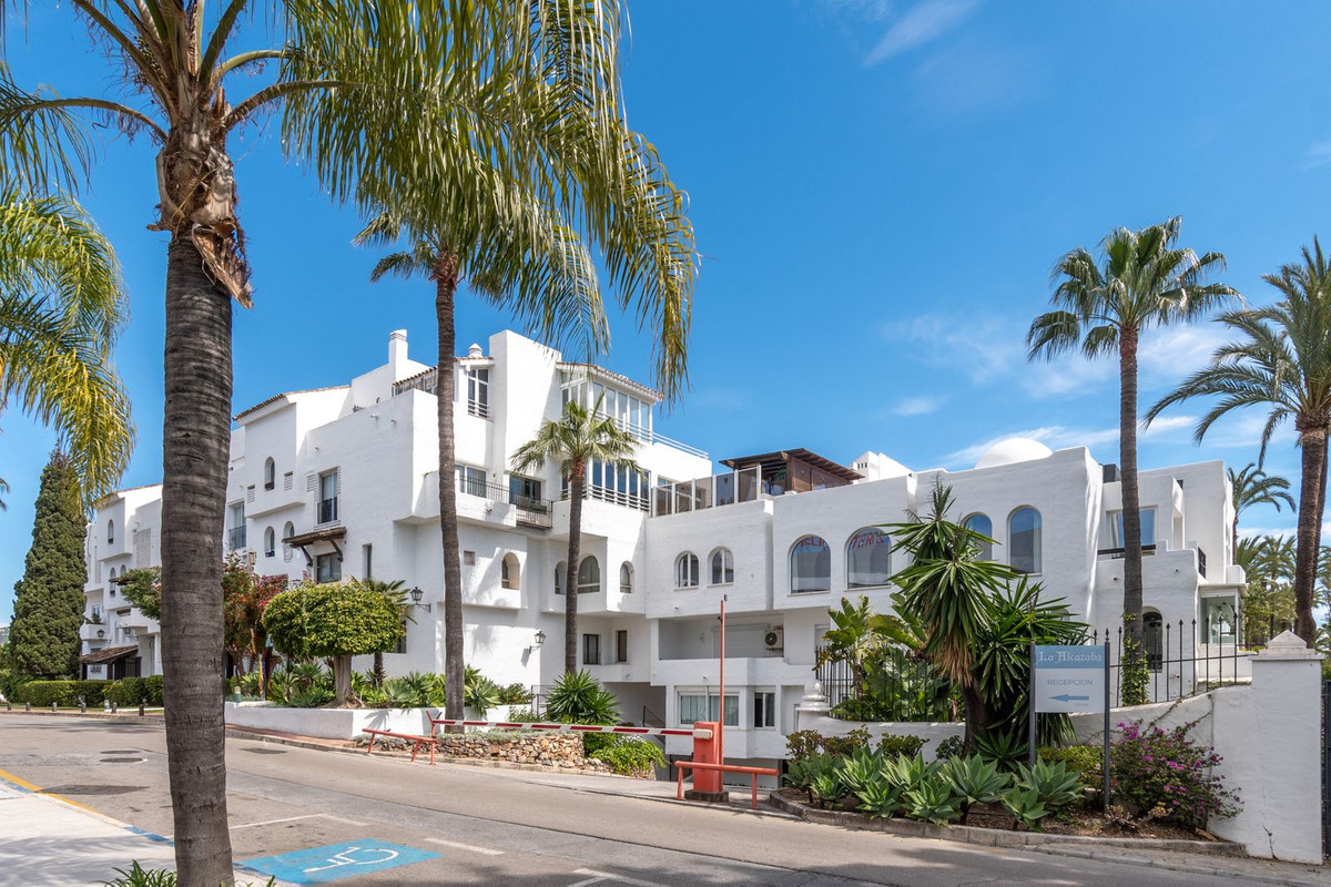4 Bedroom Apartment for Sale in Puerto Banús — 8
