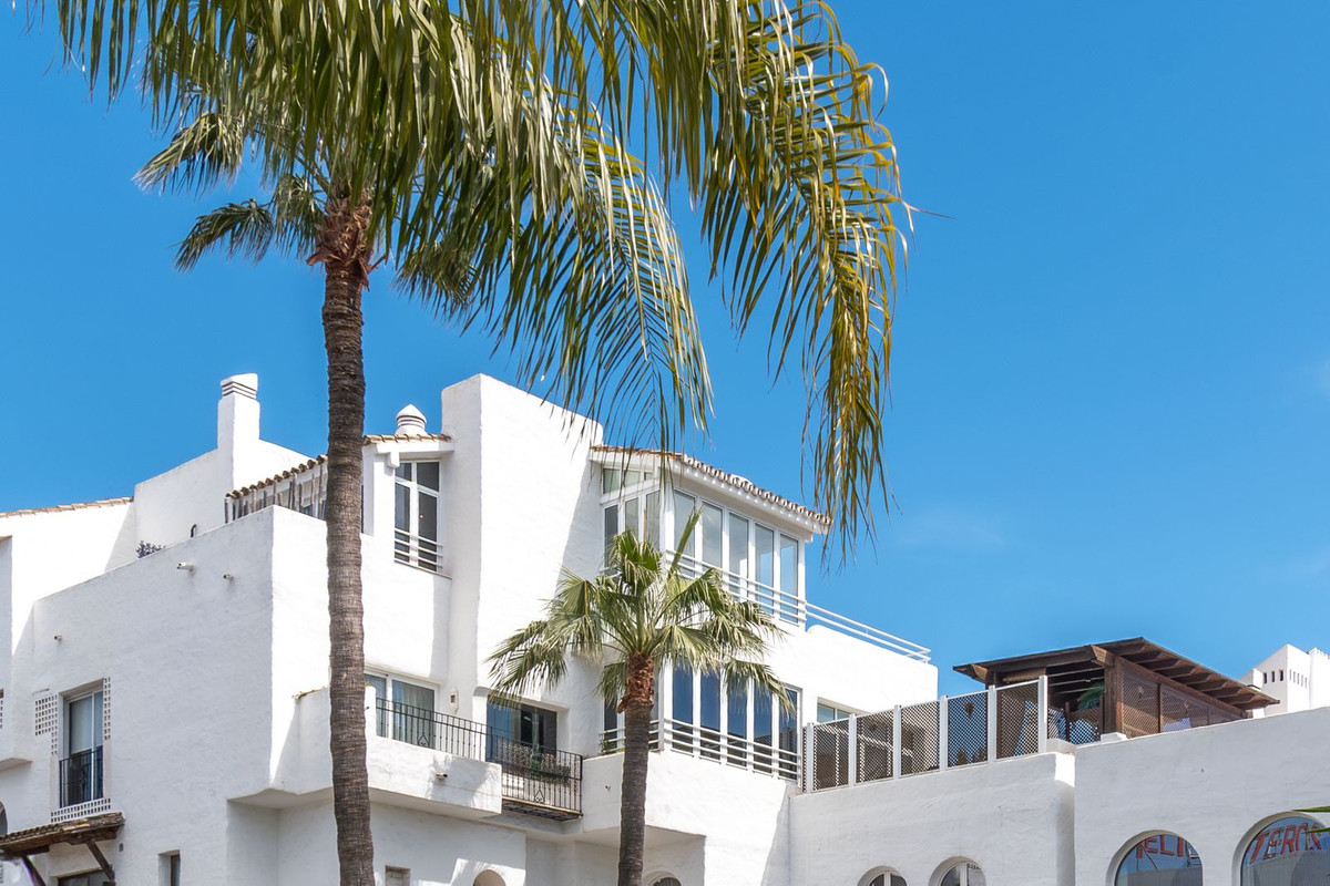 4 Bedroom Apartment for Sale in Puerto Banús — view 10