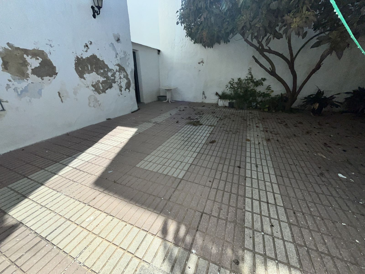 8 Bedroom Villa for Sale in Estepona — 2