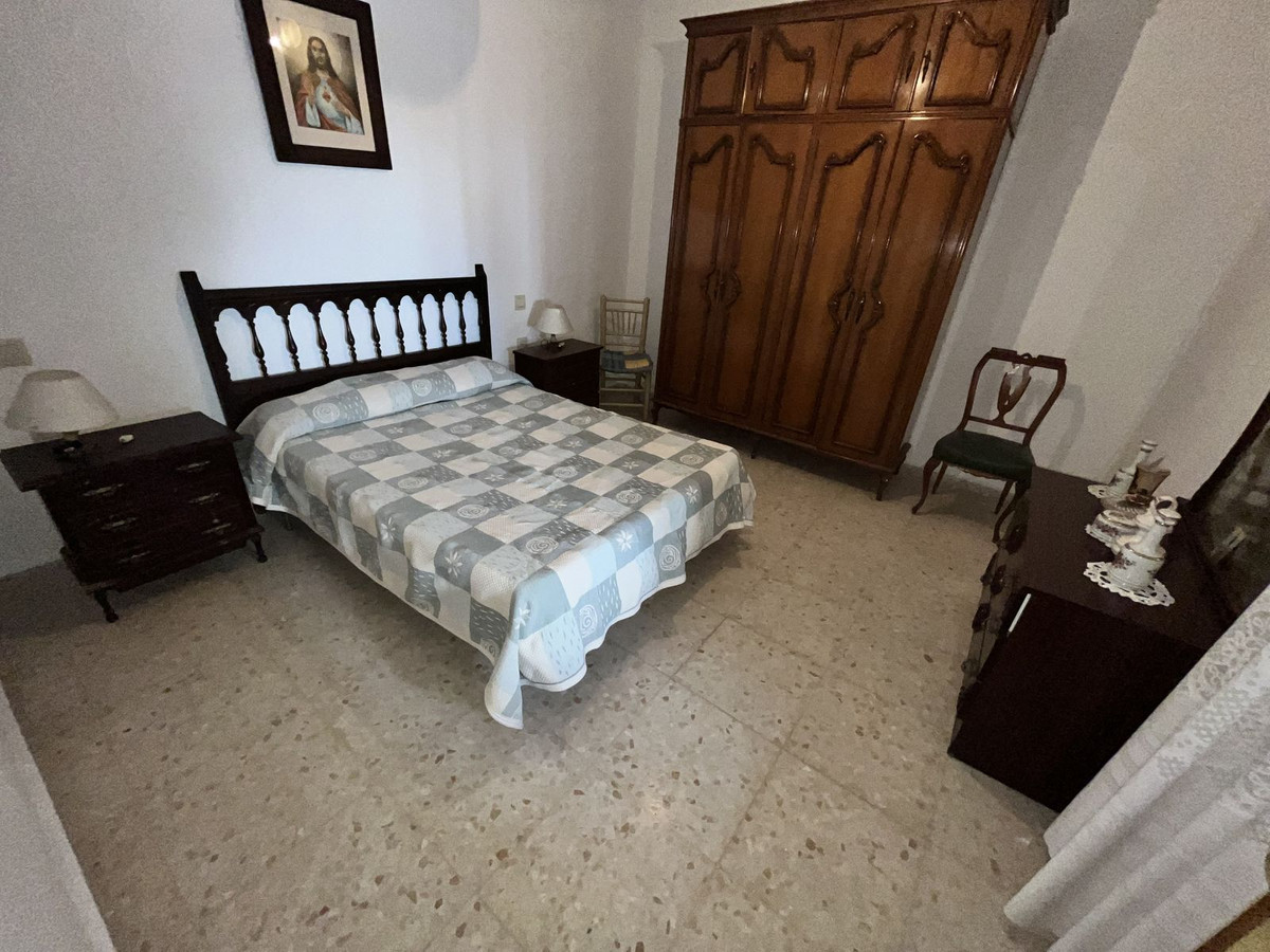 8 Bedroom Villa for Sale in Estepona — 9