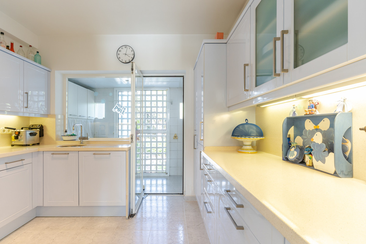 3 Bedroom Apartment for Sale in The Golden Mile — 8