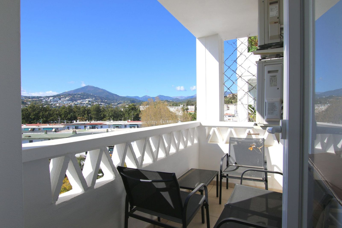 3 Bedroom Apartment for Sale in Nueva Andalucía — 2