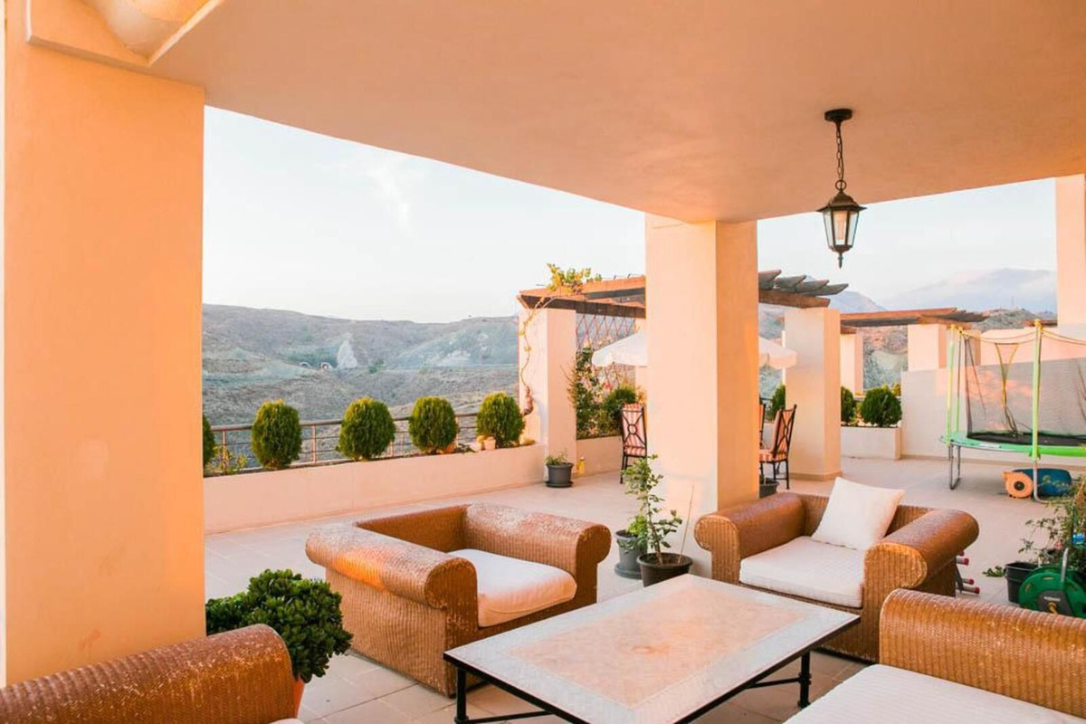 4 Bedroom Apartment for Sale in Benahavís — 8