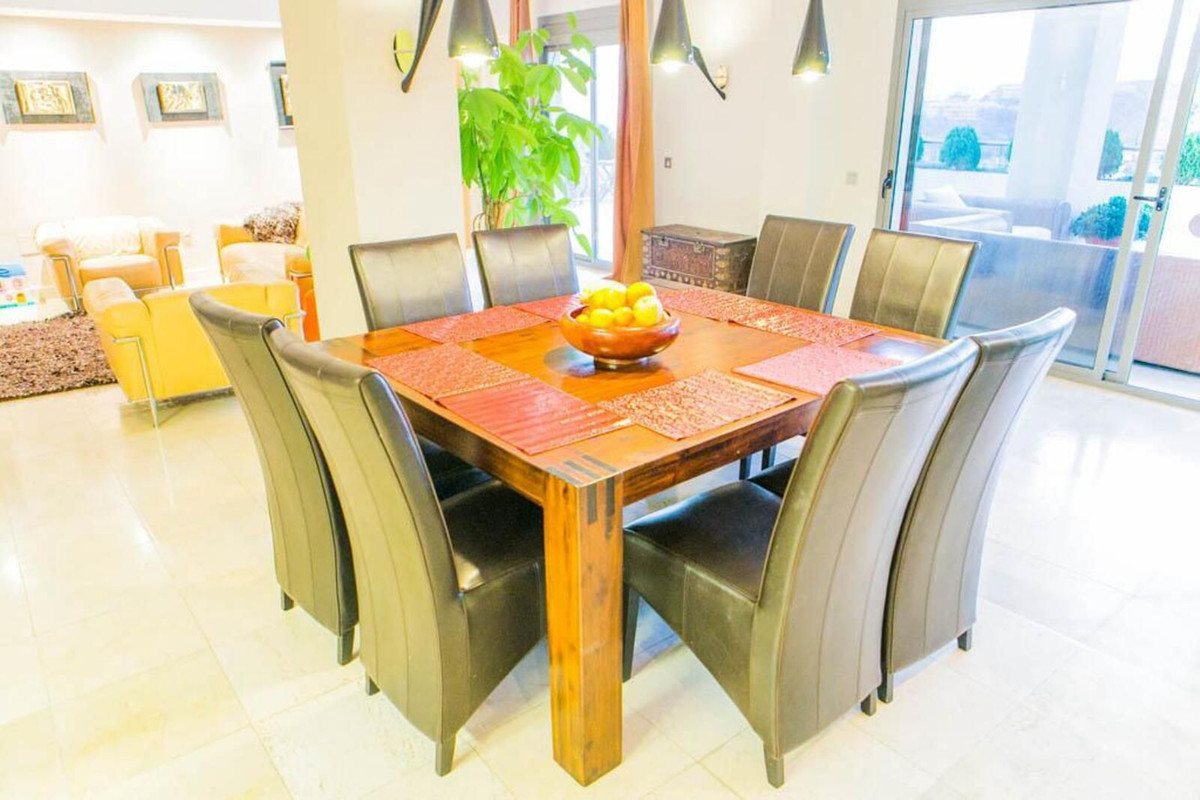 4 Bedroom Apartment for Sale in Benahavís — view 10