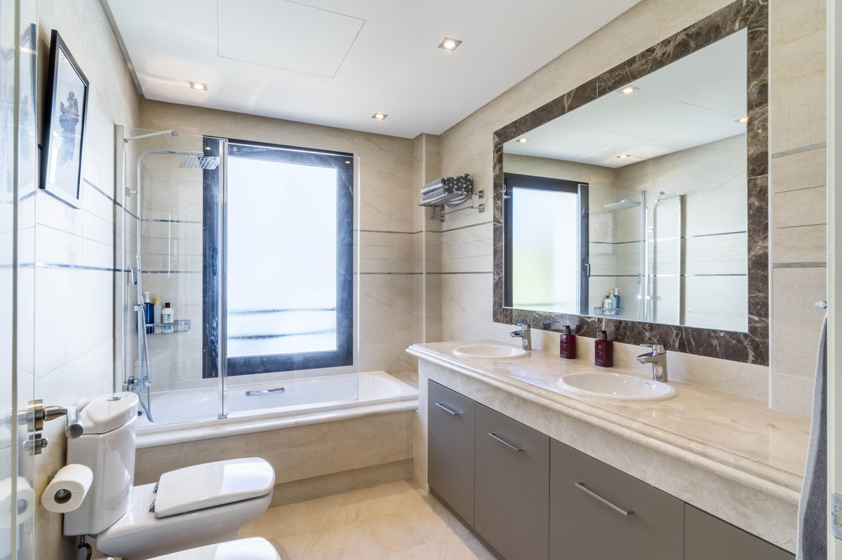 4 Bedroom Villa for Sale in Estepona — view 17