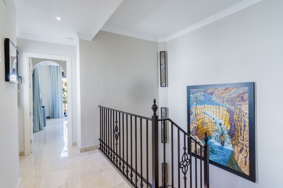 4 Bedroom Villa for Sale in Estepona — view 18